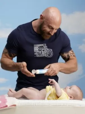 Aplicação do Bepantol Baby na troca de fralda
